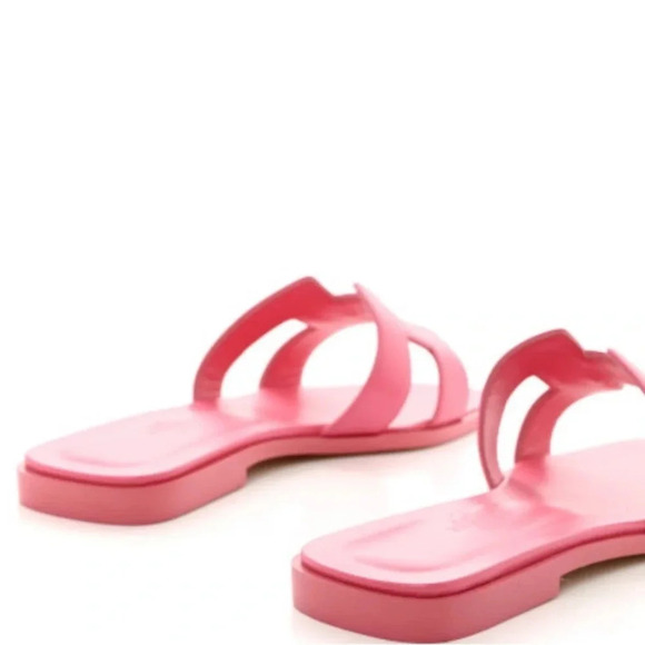 HERMES Oran sandal 
Rose De Venise
Gently used 
Wore 1 time on a vacation - Picture 3 of 12